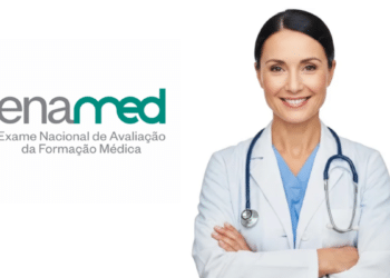 Médica ao lado da logo do Enamed.