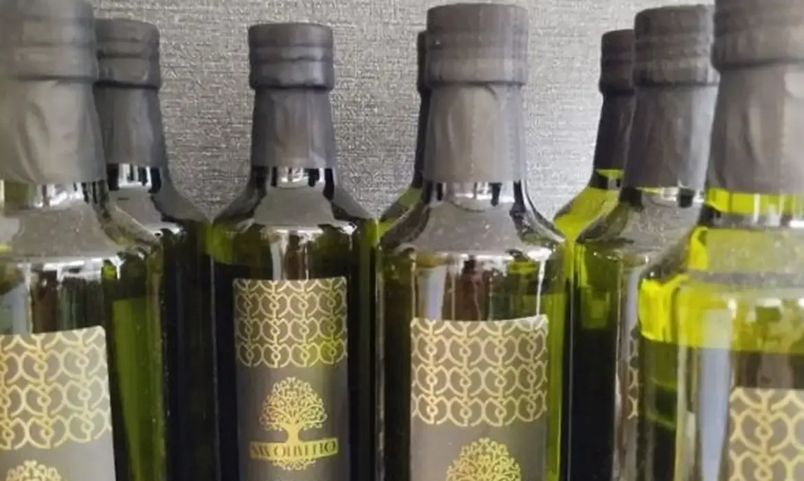 Azeite San Oliveto é alvo de recolhimento Garrafas do azeite San Oliveto, produto com origem desconhecida e reprovado em análises oficiais.
