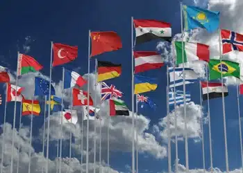 Bandeiras de diversos países representam os candidatos estrangeiros que podem participar do Celpe-Bras 2026.