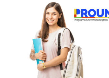 Estudante sorridente com mochila, tatuagem no braço e caderno azul ao lado do logotipo Prouni.