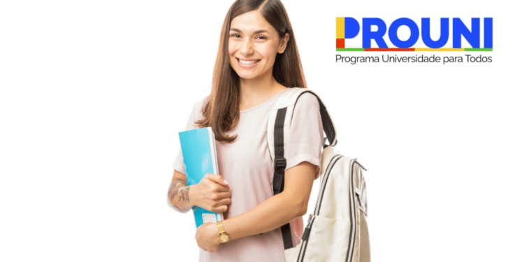 Estudante sorridente com mochila, tatuagem no braço e caderno azul ao lado do logotipo Prouni.