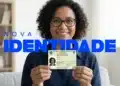 Mulher sorridente com óculos segura nova carteira de identidade brasileira com texto grande “NOVA IDENTIDADE”.