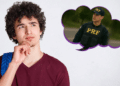 Rapaz de camiseta vinho pensa enquanto visualiza policial da PRF em balão de pensamento.