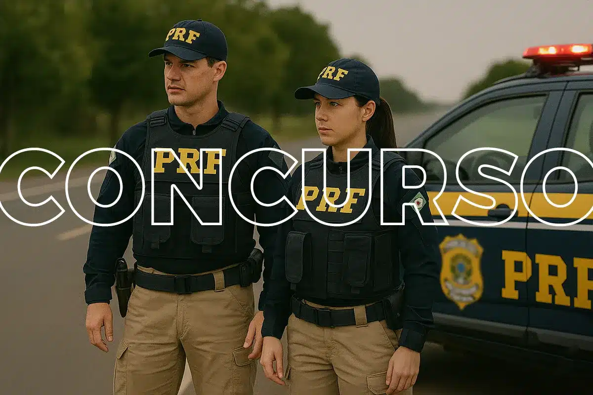 Concurso PRF. Dois policiais da PRF uniformizados ao lado de viatura em rodovia, texto "CONCURSO" sobreposto.