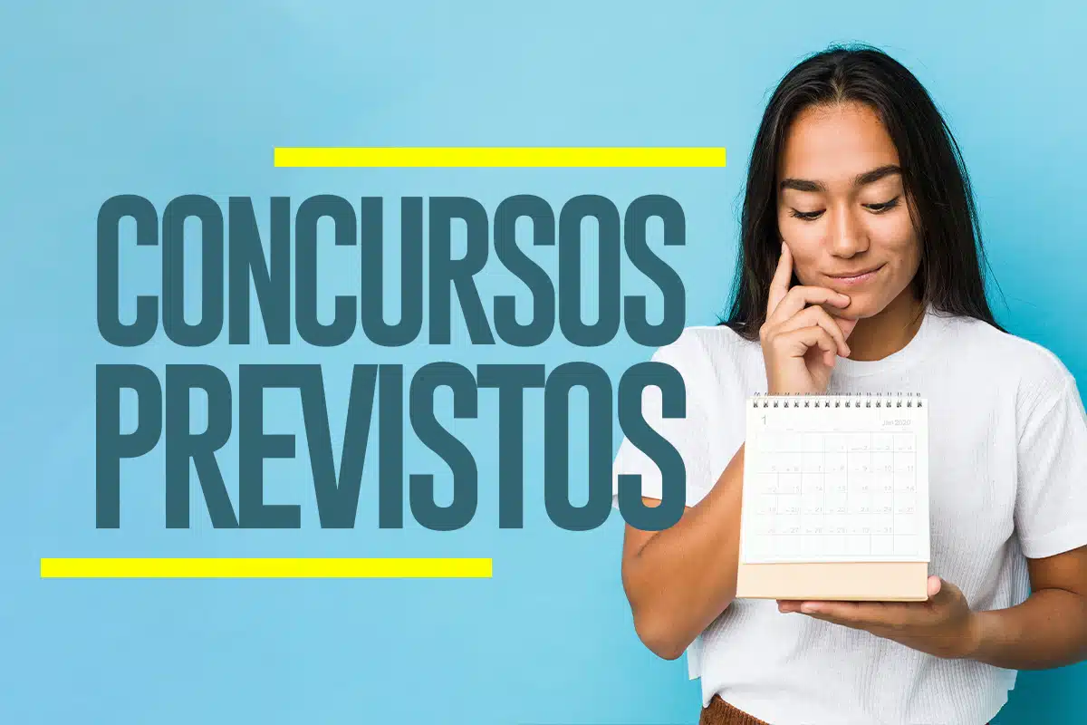 Concursos previstos MA. Jovem veste camiseta branca e segura calendário enquanto olha pensativa, fundo azul e texto "Concursos Previstos".