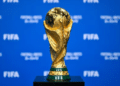 Troféu da Copa do Mundo FIFA exposto em evento oficial.