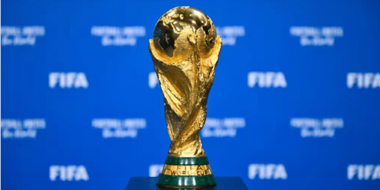 Troféu da Copa do Mundo FIFA exposto em evento oficial.