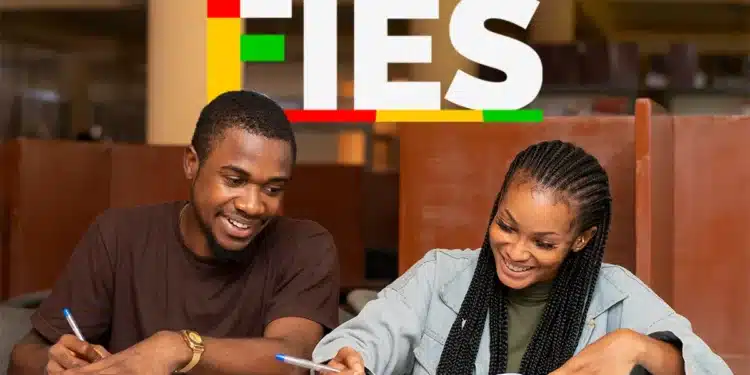Dois estudantes negros sorrindo enquanto estudam juntos, com o logo do FIES ao fundo.