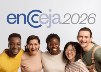 Cinco pessoas sorrindo, abraçadas sob o logo do Encceja 2026 em fundo claro.