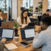 Grupo diverso de seis pessoas reunidas em coworking moderno, usando laptops abertos no ChatGPT.