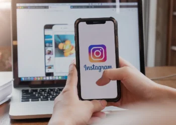 Pessoa acessa o Instagram pelo celular para enviar imagens e memes nos comentários.