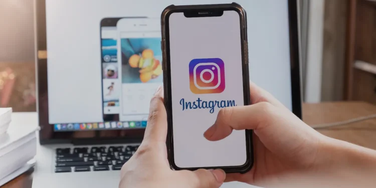 Pessoa acessa o Instagram pelo celular para enviar imagens e memes nos comentários.
