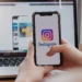 Pessoa acessa o Instagram pelo celular para enviar imagens e memes nos comentários.