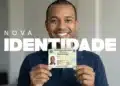 Nova Carteira de Identidade Nacional (CIN) é apresentada por cidadão durante divulgação de mutirão para emissão do novo documento.
