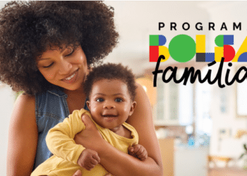 Mulher negra segurando bebê sorridente no colo ao lado do logo colorido do Programa Bolsa Família.