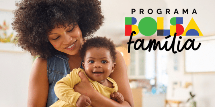 Mulher negra segurando bebê sorridente no colo ao lado do logo colorido do Programa Bolsa Família.