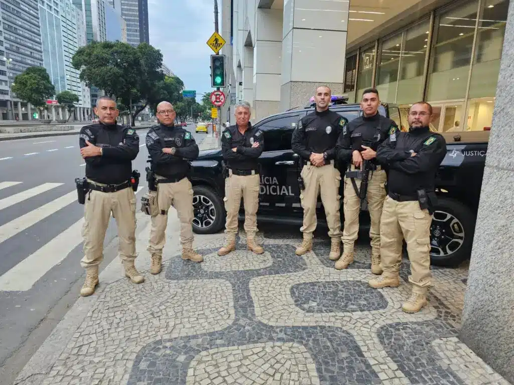 Policiais Judiciais Policiais judiciais do TRF2 em atuação ao lado de viatura oficial da Justiça Federal.