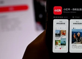 Tela de smartphone exibindo o aplicativo Xiaohongshu, conhecido como “Instagram chinês”, que ganhou popularidade entre usuários do TikTok e influencia o planejamento de viagens.