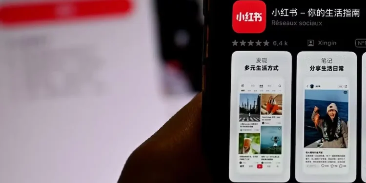 Tela de smartphone exibindo o aplicativo Xiaohongshu, conhecido como “Instagram chinês”, que ganhou popularidade entre usuários do TikTok e influencia o planejamento de viagens.
