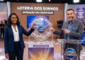 Apresentadores sorrindo ao sortear bola 37 na Loteria dos Sonhos, cenário com banner da extração de 03/07/2026