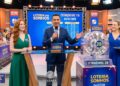 Apresentadores da Loteria dos Sonhos anunciam prêmio 28 com globo sorteador no estúdio, transmissão TV Ceará