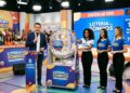 Apresentador e três assistentes exibem sorteio ao vivo da Loteria dos Sonhos às 19h com globo de bolinhas