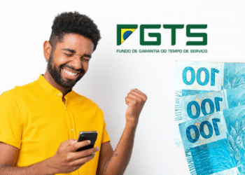 Homem sorrindo com celular na mão diante do logo FGTS e notas de cem reais.