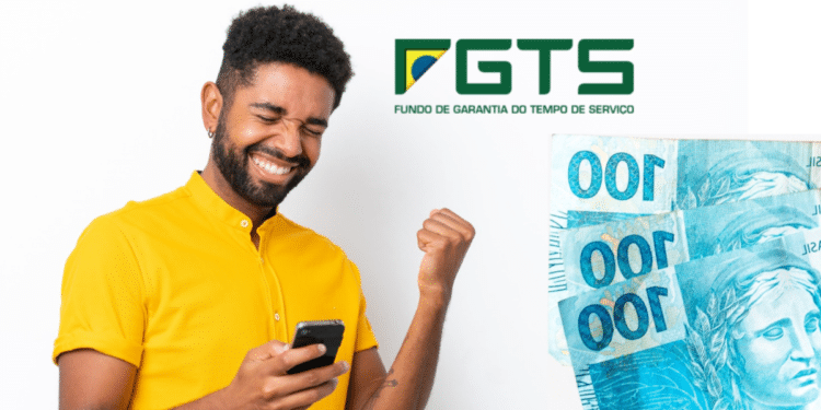Homem sorrindo com celular na mão diante do logo FGTS e notas de cem reais.