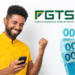 Homem sorrindo com celular na mão diante do logo FGTS e notas de cem reais.