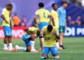 Neymar ajoelhado em campo após eliminação da Seleção Brasileira na Copa do Mundo.