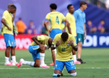Neymar ajoelhado em campo após eliminação da Seleção Brasileira na Copa do Mundo.