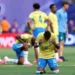 Neymar ajoelhado em campo após eliminação da Seleção Brasileira na Copa do Mundo.