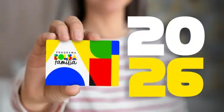 Mulher sorridente segura cartão colorido do Bolsa Família com números 2026 em grande destaque.