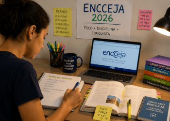Jovem escrevendo plano de estudos em caderno, cercada de livros, laptop com tela do Encceja e frases motivacionais.