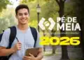Jovem estudante sorridente com mochila e caderno ao ar livre ao lado do logo Pé-de-Meia 2026.