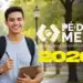 Jovem estudante sorridente com mochila e caderno ao ar livre ao lado do logo Pé-de-Meia 2026.