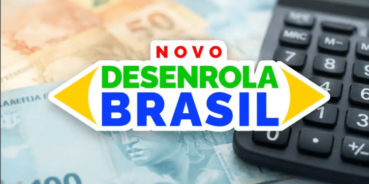 Logo “Novo Desenrola Brasil” sobre notas de reais e calculadora ao lado.