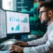 Analista de sistemas trabalhando em computador com múltiplos monitores exibindo gráficos e dados tecnológicos.