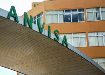 Fachada de unidade da Anvisa com identificação da agência em destaque, representando ação de fiscalização sanitária sobre produtos irregulares.