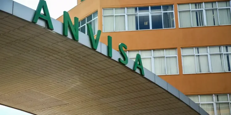 Fachada de unidade da Anvisa com identificação da agência em destaque, representando ação de fiscalização sanitária sobre produtos irregulares.