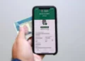 Aplicativo e-Título exibido em celular com documento eleitoral digital, representando os serviços disponíveis aos eleitores nas eleições de 2026.
