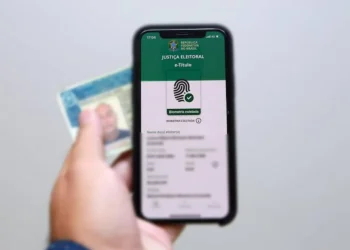 Aplicativo e-Título exibido em celular com documento eleitoral digital, representando os serviços disponíveis aos eleitores nas eleições de 2026.