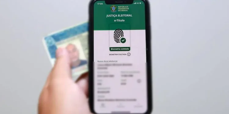 Aplicativo e-Título exibido em celular com documento eleitoral digital, representando os serviços disponíveis aos eleitores nas eleições de 2026.