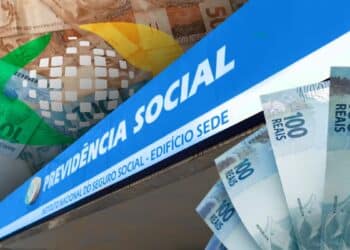 Imagem ilustrativa em montagem com a logomarca do INSS, a placa do edifício sede da Previdência Social e cédulas de real ao fundo, cena usada para tratar das diferenças entre dois tipos de aposentadoria
