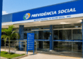 Agência do INSS com fachada da Previdência Social para ilustrar concurso público do Instituto Nacional do Seguro Social.