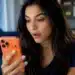 Mulher utilizando iPhone enquanto verifica atualização do sistema iOS 26.6 no celular