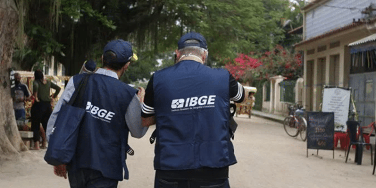 Recenseadores do IBGE em campo, órgão cujas seleções passam a incluir candidatos com autismo