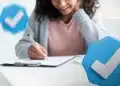 Candidata estudando com símbolos de aprovação, representando as próximas etapas dos concursos PE