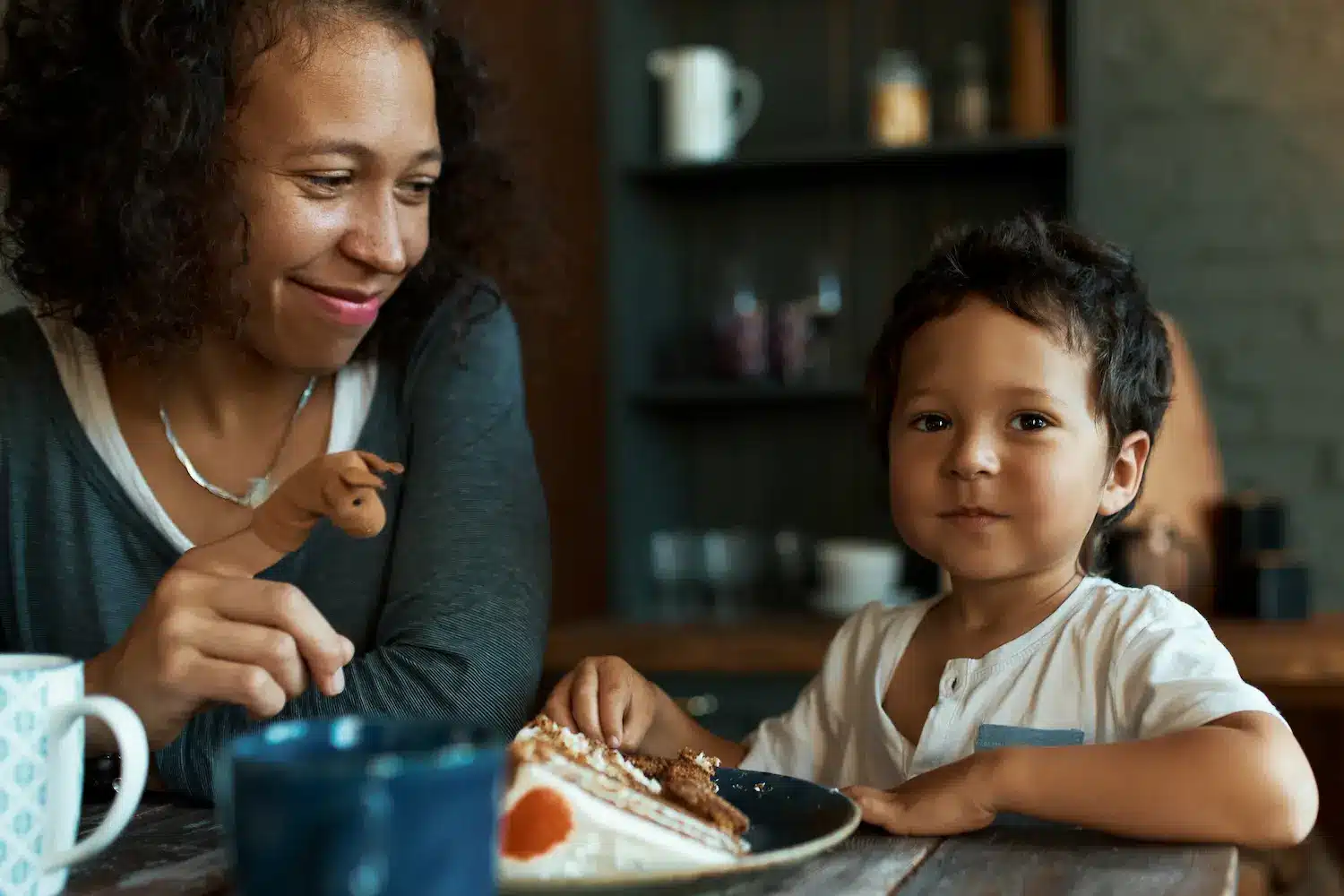 Ceará Sem Fome beneficia famílias em situação de vulnerabilidade social Mãe e criança durante refeição em ambiente familiar representando o programa Ceará Sem Fome.