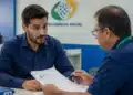 Microempreendedor recebendo orientação em atendimento previdenciário, representando os benefícios do INSS além da aposentadoria.